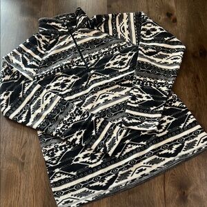 Eddie Bauer Women’s Black and White Patterned 1/4 Zip Fleece M